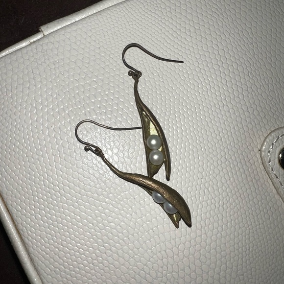 Michael Michaud pea pod pearl earrings - Picture 1 of 3